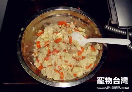 【美食攻略】自製狗狗愛吃的雞腿土豆飯